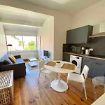 Charming T2 200 M From Tram B Апартаменты