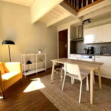 Апартаменты Charming T2 200 M From Tram B
