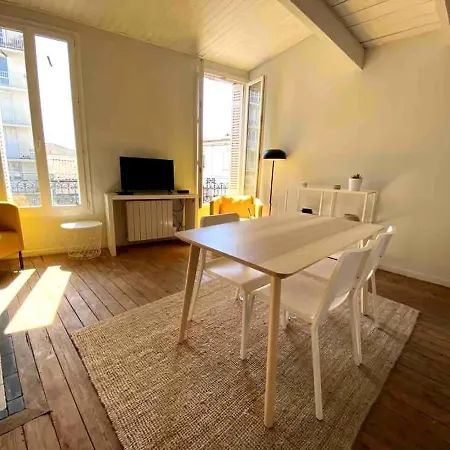 Charming T2 200 M From Tram B *