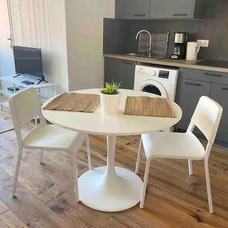 Charming T2 200 M From Tram B Apartment *