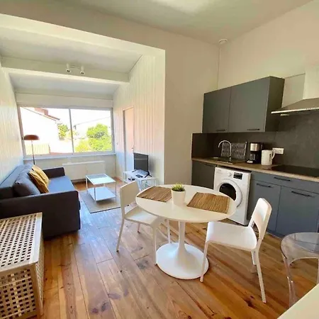 Charming T2 200 M From Tram B Apartment