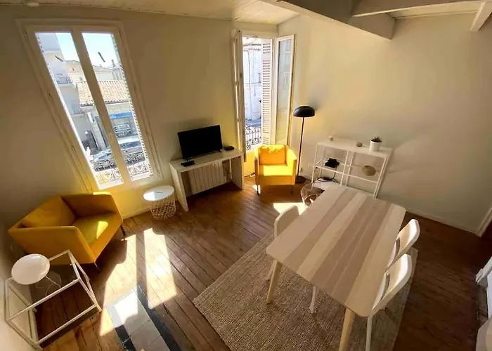 Charming T2 200 M From Tram B