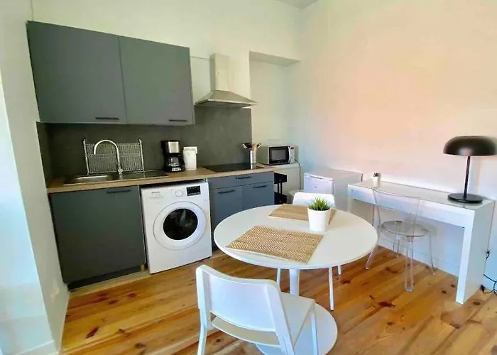 Charming T2 200 M From Tram B Lejlighed