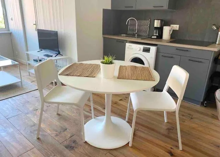 Charming T2 200 M From Tram B Lejlighed *