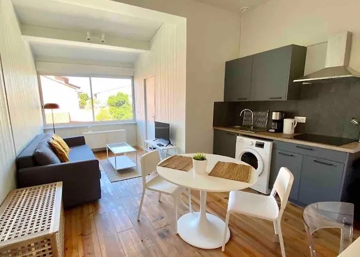 Charming T2 200 M From Tram B Lejlighed