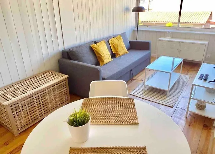 Charming T2 200 M From Tram B Lejlighed